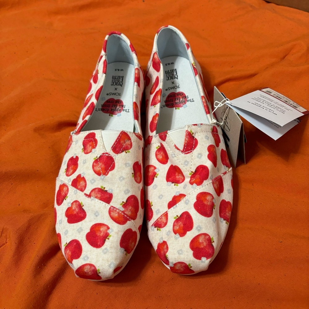 Toms X Once Upon A Farm flats sneakers apple print slip on